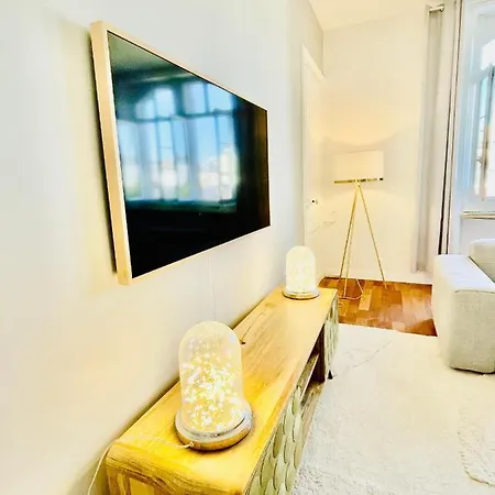 Cathedrale Jacuzzi Luxurious Lägenhet *