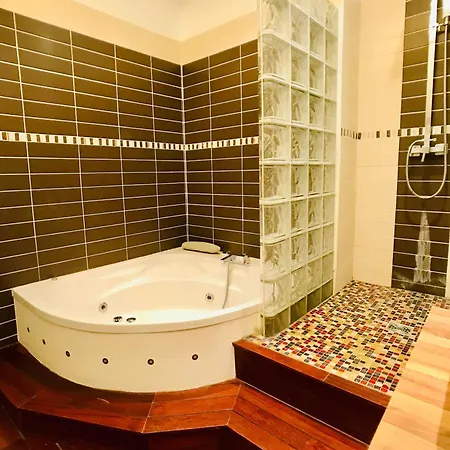 Cathedrale Jacuzzi Luxurious